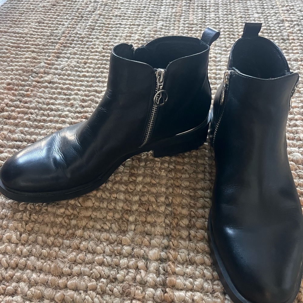 Wishbone Black leather boots